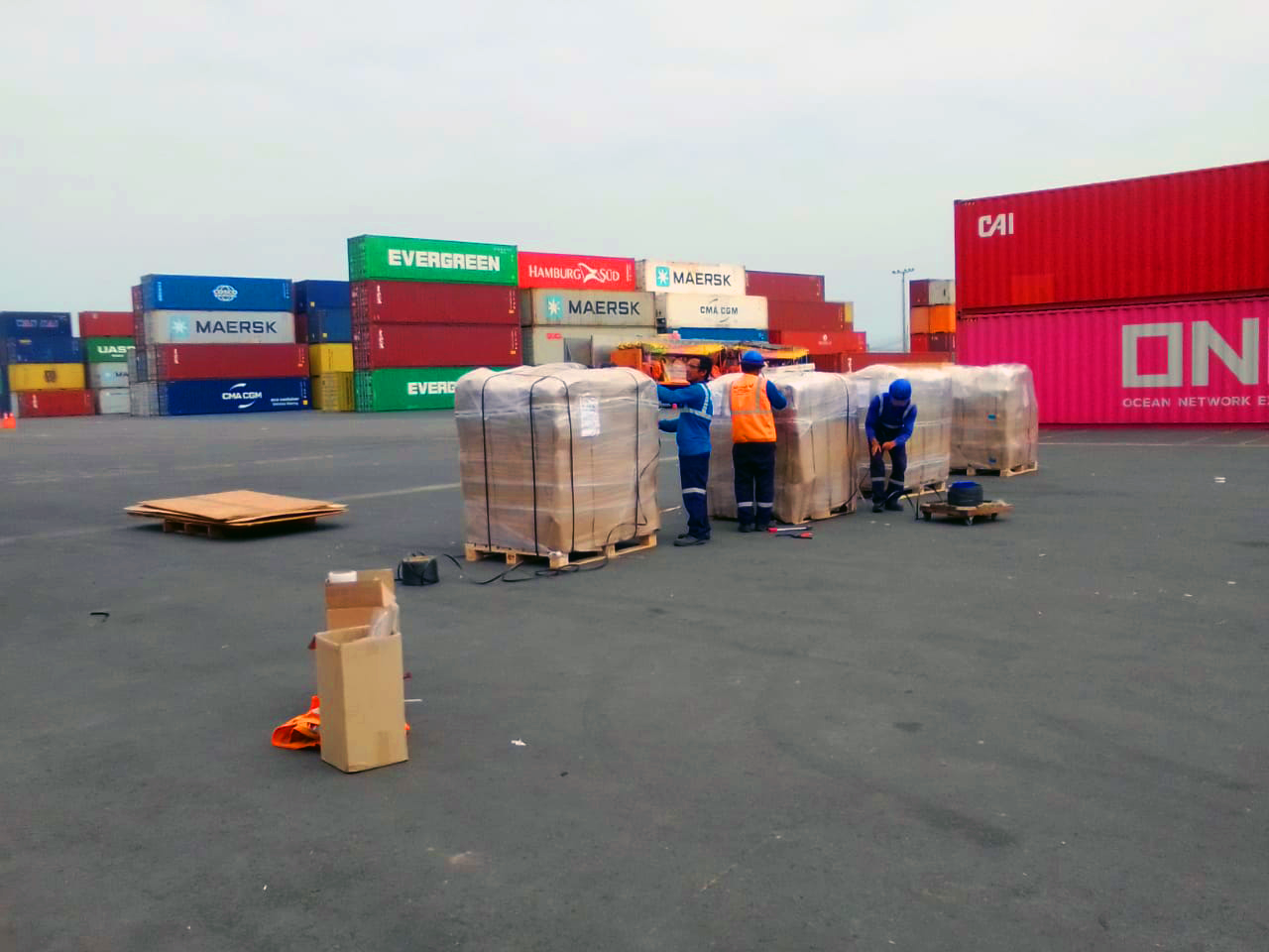 Palets de productos listos para exportación.